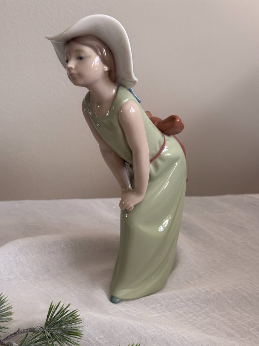 LLADRÓ Daisa 1978, Girl Bending Over with a Hat new box
